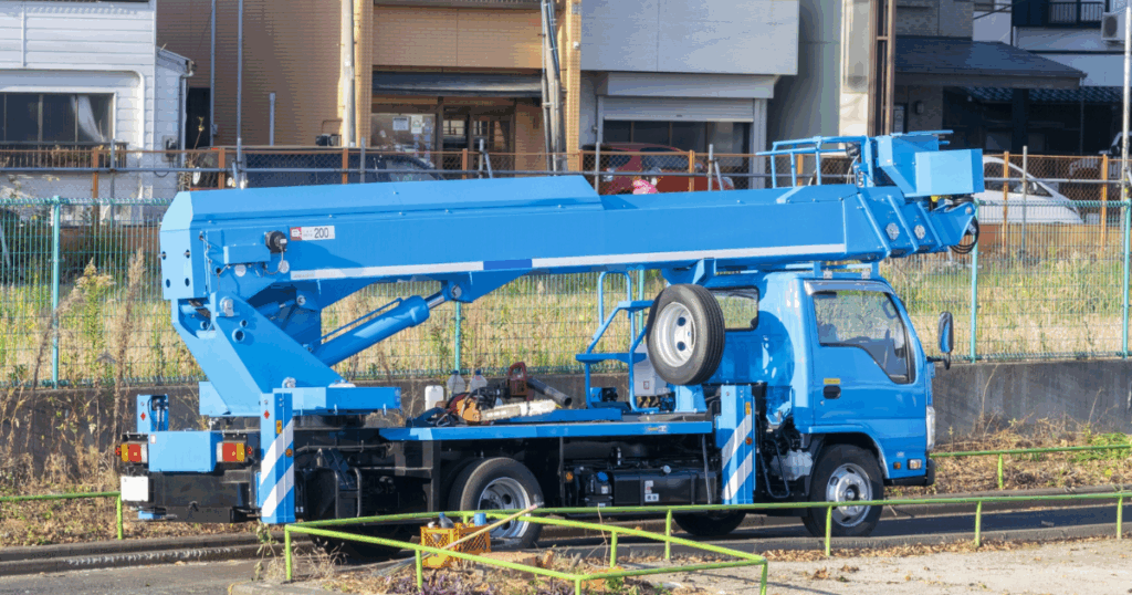 高所作業車運転技能講習のコース比較｜初心者・資格保有者別に学科＋実技を徹底解説のアイキャッチ画像です。