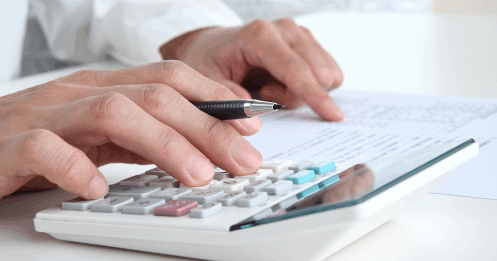 玉掛け技能講習の費用相場を解説｜受講料の目安とコストを抑える方法のアイキャッチ画像です。