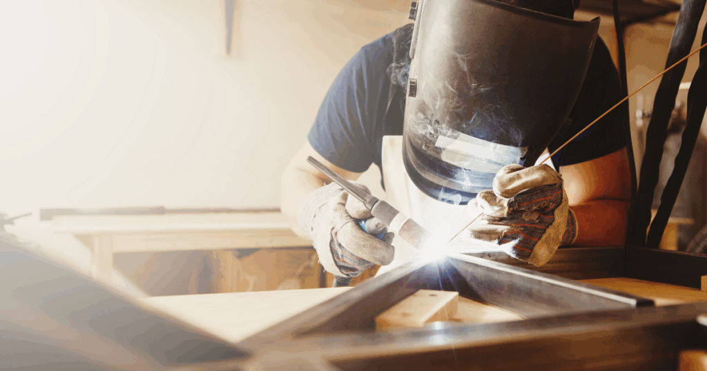 アーク溶接技能講習って何を学ぶの？講習の流れと内容解説のアイキャッチ画像です。