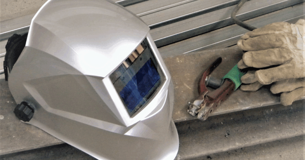 アーク溶接技能講習の費用はいくら？相場と節約ポイントを解説のアイキャッチ画像です。